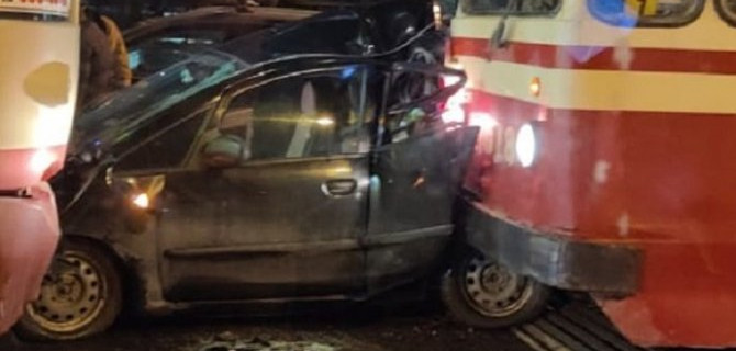 В Петербурге два трамвая раздавили легковушку