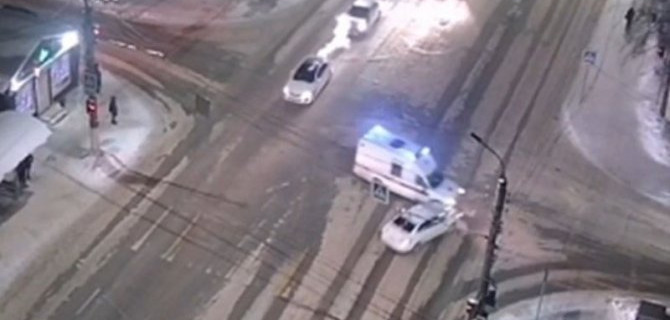 Машина «скорой» столкнулась с легковушкой в Твери