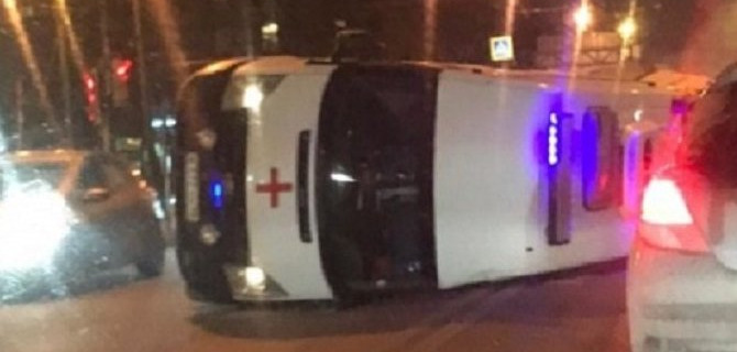 В Петербурге опрокинулась «скорая» с пациентом - ехал проверяться на коронавирус