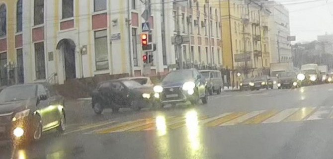 В центре Брянска столкнулись две легковушки, потому что красный свет не для всех