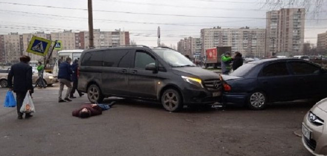 В Петербурге на Рихарда Зорге автомобиль вылетел на тротуар и сбил девушку