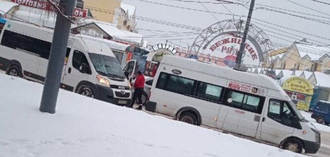 Возле Бежицкого рынка в Брянске две маршрутки не поделили дорогу