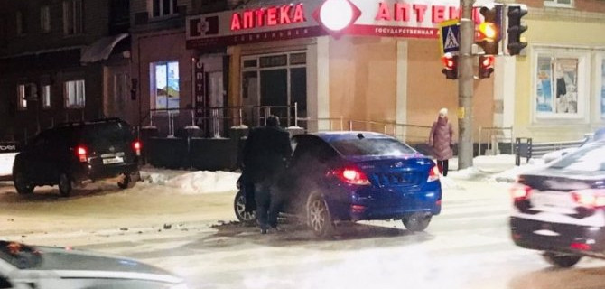 Столкновение двух иномарок в Брянске завершилось ударом в столб