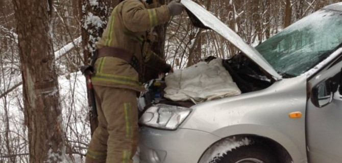 Врезалась в дерево, разбила машину, покалечила пассажирку — полный набор