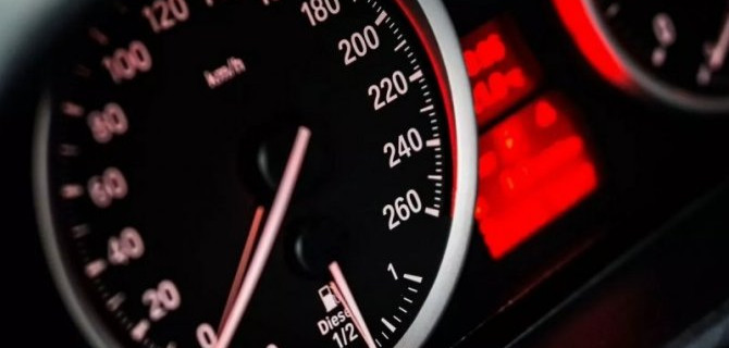 Неопознанный дятел за рулем на пешеходном переходе сбил девушку и подло скрылся