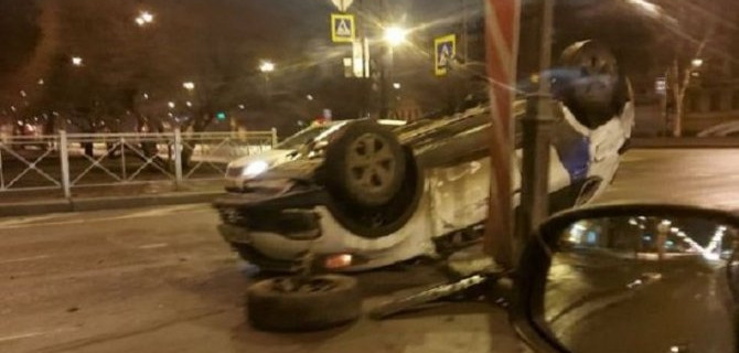 Каршеринговый автомобиль опрокинулся на Васильевском острове в Петербурге