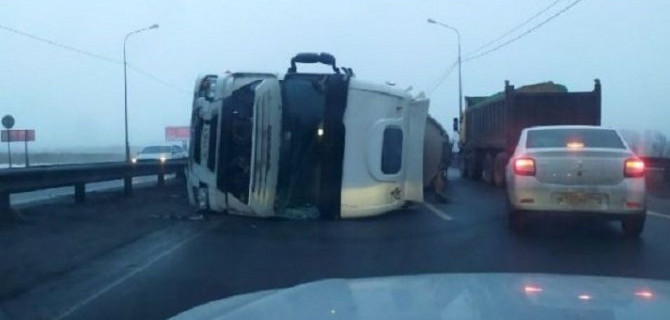 Опрокинувшаяся цистерна перегородила Мурманское шоссе под Петербургом