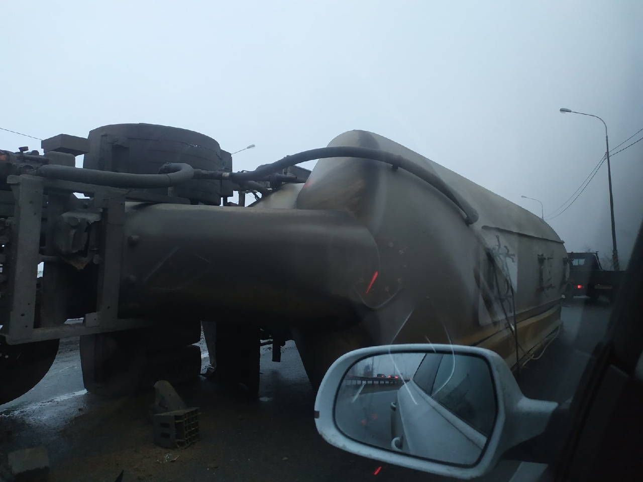 Опрокинувшаяся цистерна перегородила Мурманское шоссе под Петербургом (2)