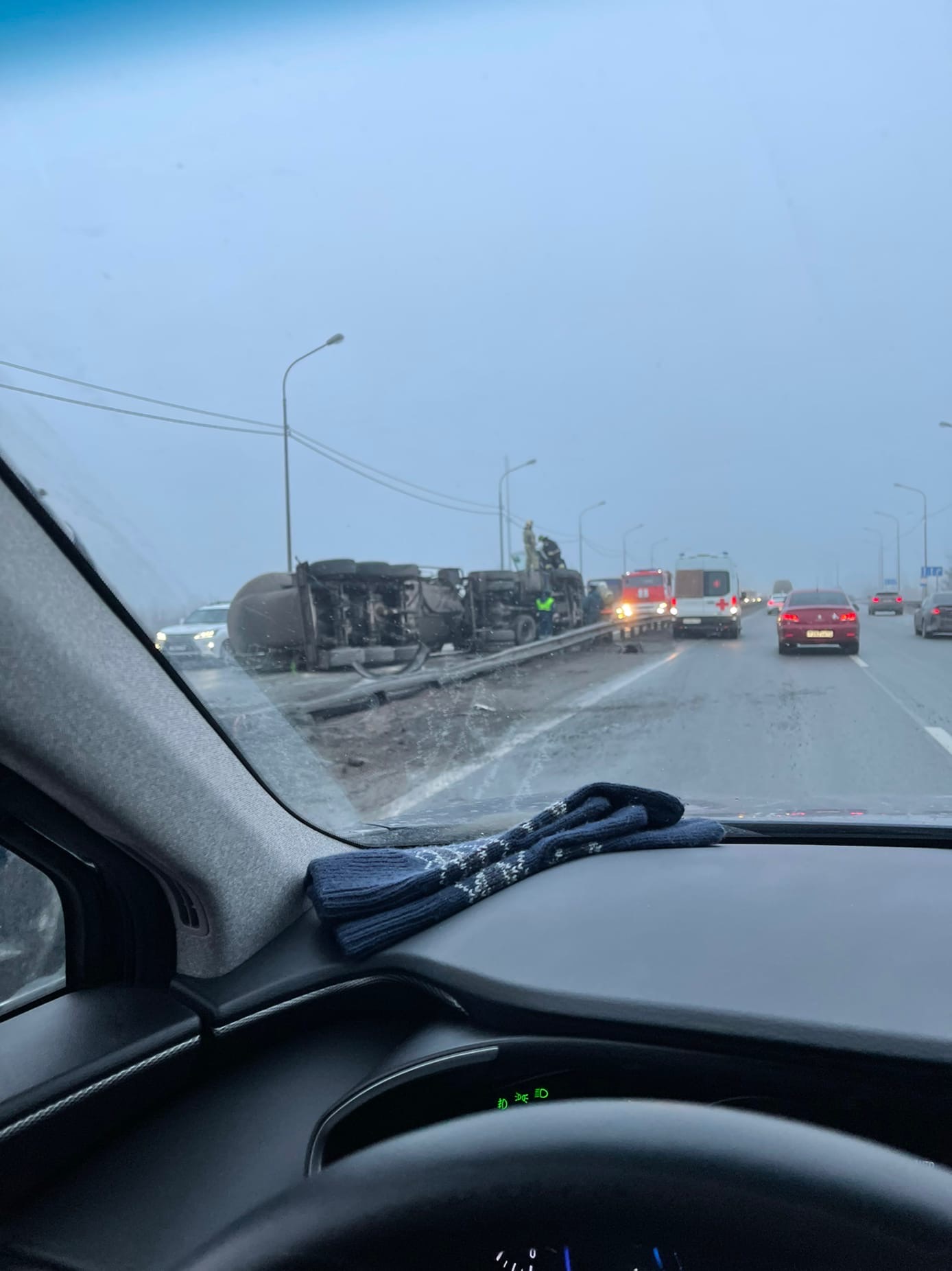 Опрокинувшаяся цистерна перегородила Мурманское шоссе под Петербургом (3)