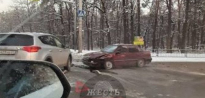 Столкновение двух иномарок спровоцировало не детский затор в Белгороде