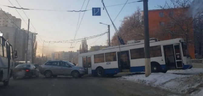 Белгородский троллейбус решил обосноваться на тротуаре