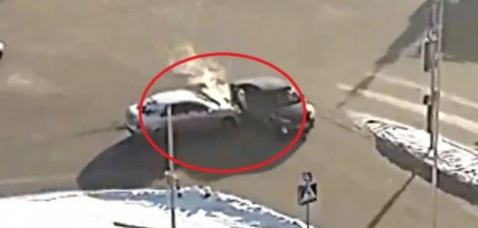 План был прост: проскочить на красный свет и ловко протаранить такси