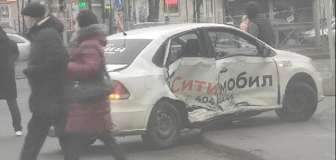 На Энгельса в Петербурге иномарка протаранила такси