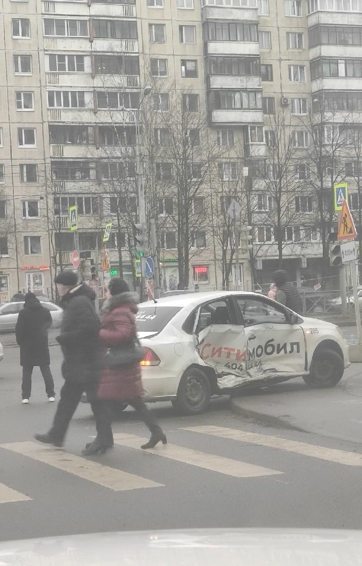 На Энгельса в Петербурге иномарка протаранила такси (1)