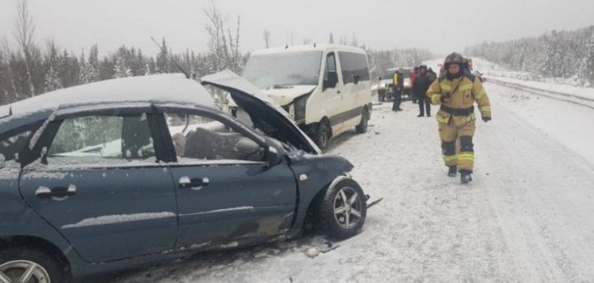 Неудачная попытка обгона привела к аварии, в которой пострадали 3 человека