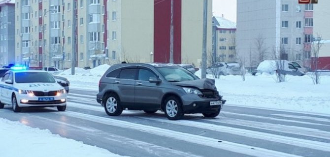 В Сургуте напротив «Магнита» примагнитились друг к другу две иномарки