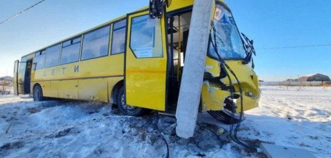 Школьный автобус под Тюменью пытался забодать здоровый столб
