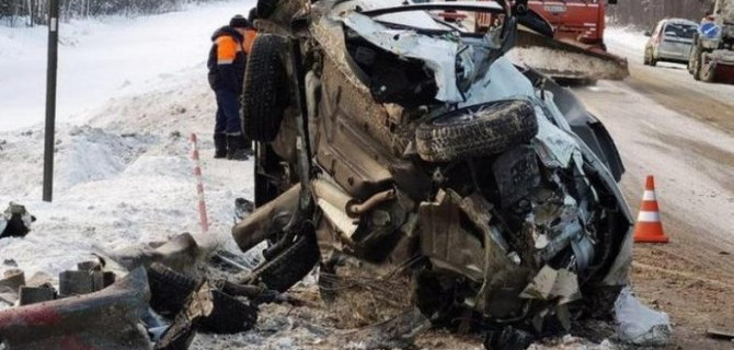 После удара об грузовик в Тюменской области, «Лада Гранта» превратилась в кусок искореженного металла