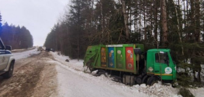 Мусоровоз во Владимирской области превратил в мусор «Ладу–Ларгус»