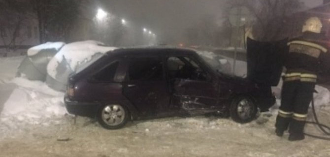 В результате столкновения во Владимире, один из автомобилей загорелся