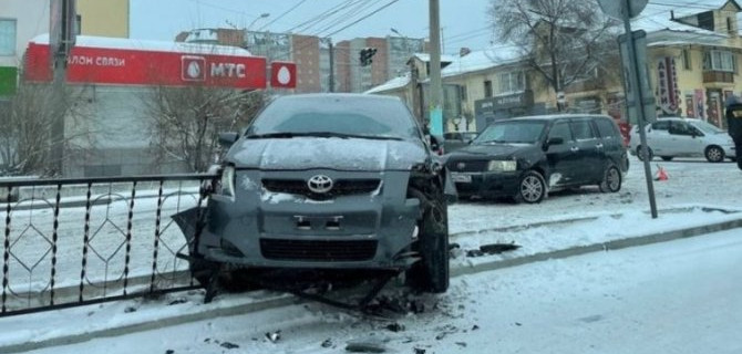 После столкновения с машиной, снес ограждение в Чите