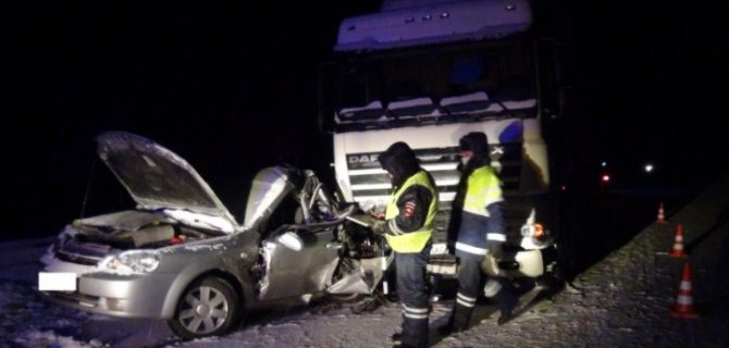 Легковушке не повезло на встречной полосе врезаться в грузовик