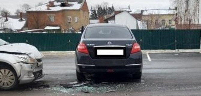 «Ниссан» в Калужской области не уступил дорогу и врезался в «Форд Фокус»