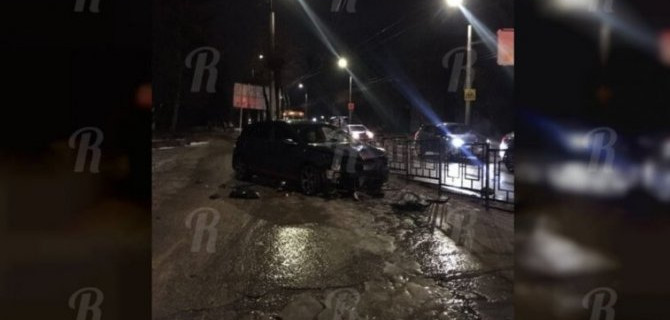 Иномарка влетела в яму, подпрыгнула и протаранила забор