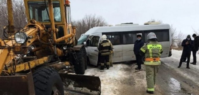 Микроавтобус ехал в Смоленскую область, а приехал в массивную задницу грейдера