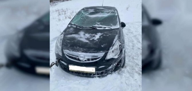 Автомобиль «Опель Корса» в Смоленской области слетел в кювет и опрокинулся
