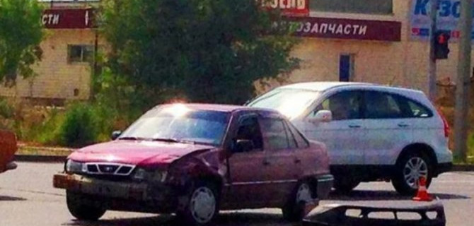 Нежелание уступить дорогу привело к столкновению двух иномарок