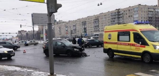 В Петербурге на перекрестке Культуры и Просвещения столкнулись автомобили