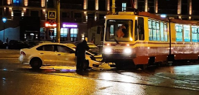 В Петербурге трамвай наехал на легковушку