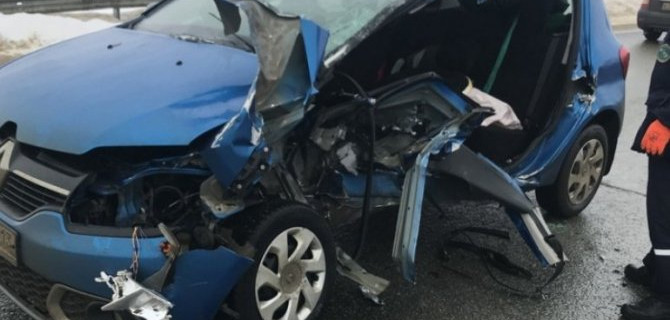 Из покореженного автомобиля в Мордовии спасатели с трудом выковыряли девушку