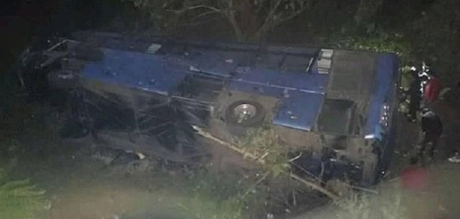 10 человек погибли при падении автобуса с моста на Кубе