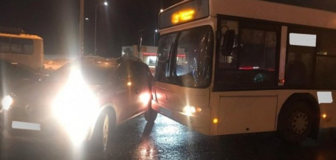 Водитель «Рено» спровоцировал аварию с автобусом, и тут же был наказан ударом в бочину