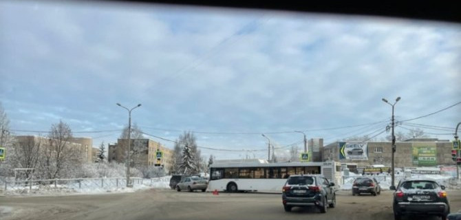 Авария в Череповце с участием легковушки и автобуса заблокировала перекресток