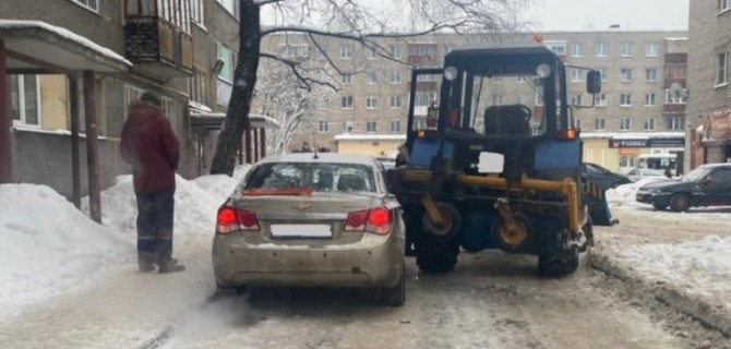 Ехал трактор задним ходом, раздавил автомобиль