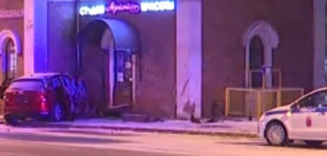 Женщина за рулем Mazda врезалась в здание в Петербурге