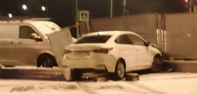 В Петербурге пьяный водитель «Соляриса» врезался в забор