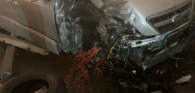 На Петергофском шоссе в Петербурге пьяный водитель снес столб