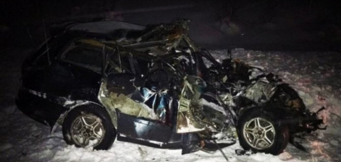 Два человека погибли в Новосибирской области при столкновении грузовика с иномаркой