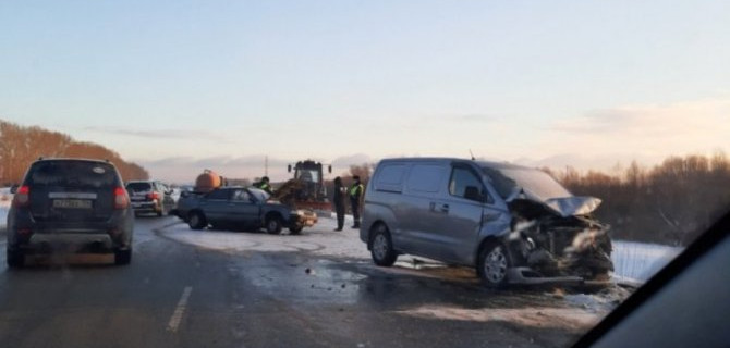 Родились «в рубашке» водители двух иномарок, которые сошлись в лобовухе и не пострадали