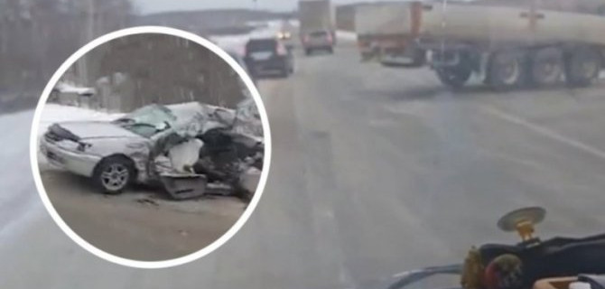 От удара на Новосибирской трассе, машину буквально размазало