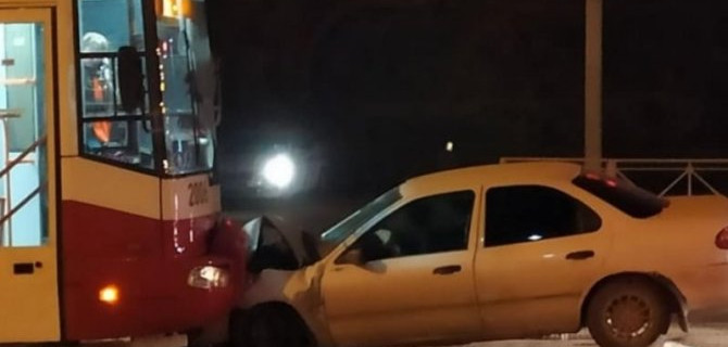 Пьяный водитель не смог объехать трамвай, что привело к гибели его пассажира