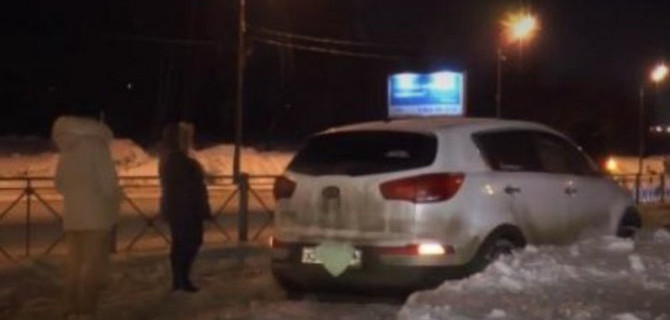 На высокой скорости «Лада» вылетела на трамвайные пути и опрокинулась