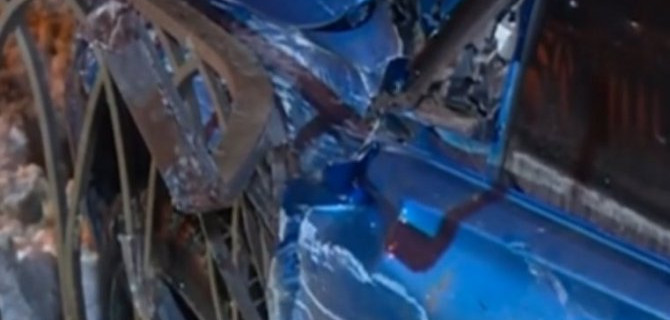 Водитель БМВ в Казани чудом остался жив и прутья не проткнули его насквозь