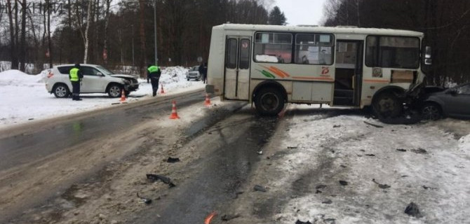 Авария с пассажирским автобусом, который не предоставил преимущество под Богородском