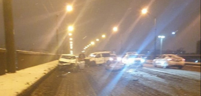 ДТП с грузовиком на Невском путепроводе в Петербурге