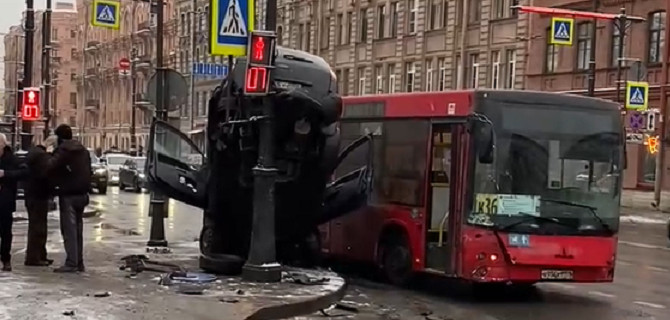 На Московском проспекте в Петербурге иномарка «залезла» на столб